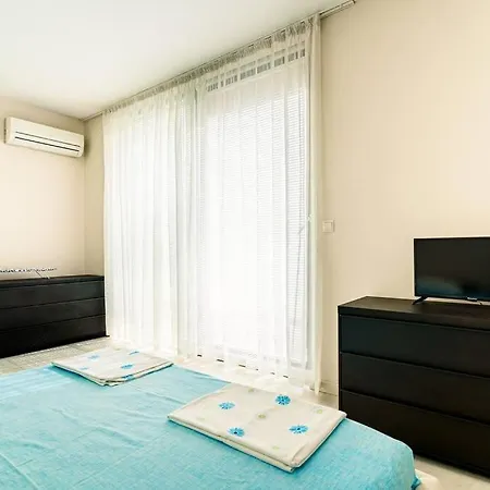 луксозна триетажна къща в центъра на Primorsko