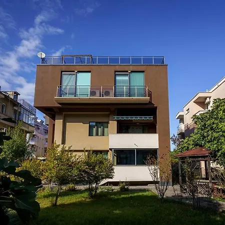 Villa луксозна триетажна къща в центъра на *