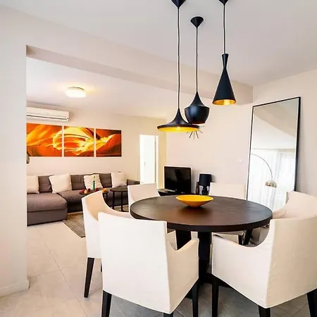 луксозна триетажна къща в центъра на Primorsko