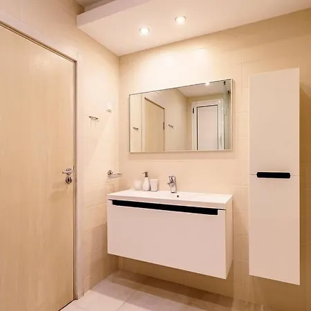 Villa луксозна триетажна къща в центъра на *