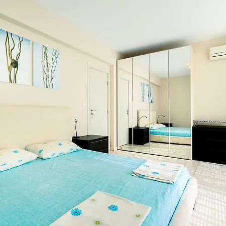 Луксозна вила луксозна триетажна къща в центъра на Приморско