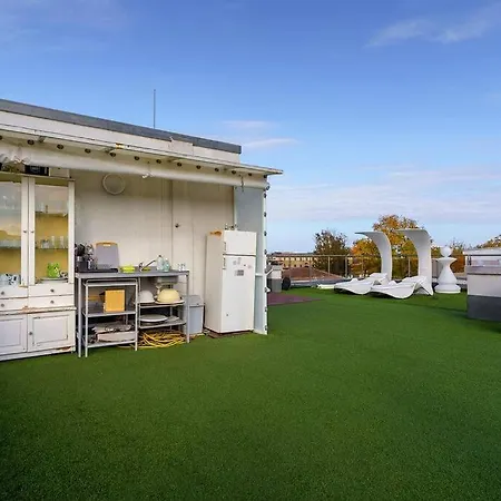 Луксозна вила луксозна триетажна къща в центъра на Приморско