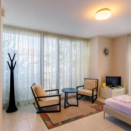 别墅 луксозна триетажна къща в центъра на