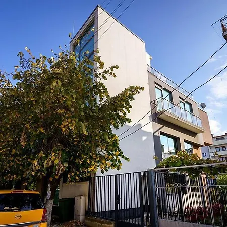 Луксозна вила луксозна триетажна къща в центъра на *