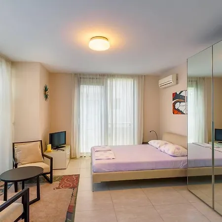 Луксозна вила луксозна триетажна къща в центъра на