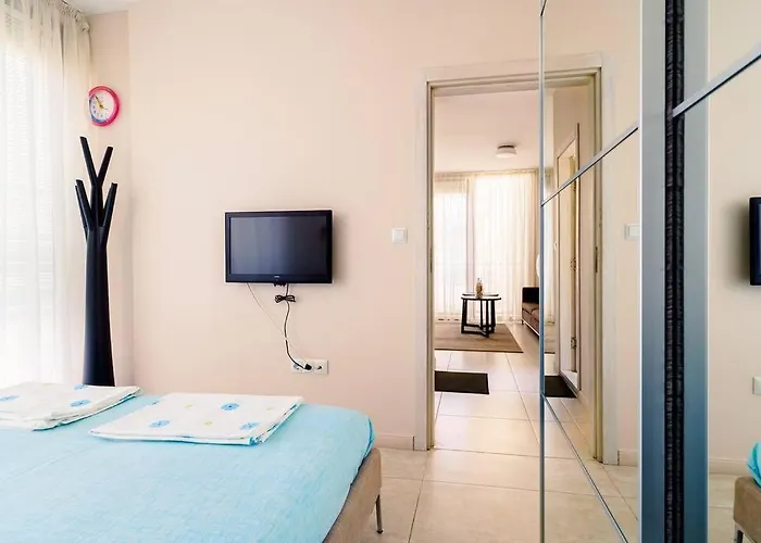 луксозна триетажна къща в центъра на Villa *