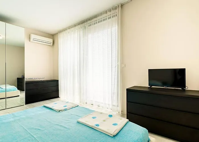 луксозна триетажна къща в центъра на Primorsko