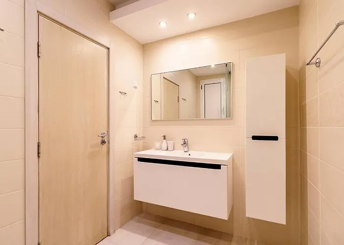 Villa луксозна триетажна къща в центъра на *